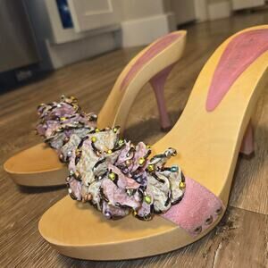 Super flirty early 2000s Bakers wooden heels